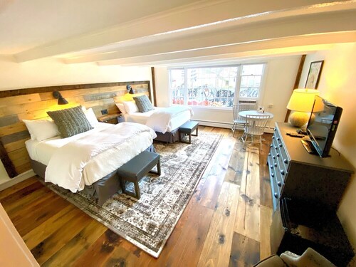 Deluxe 2xQueen in Historic Inn