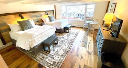 Deluxe 2xQueen in Historic Inn