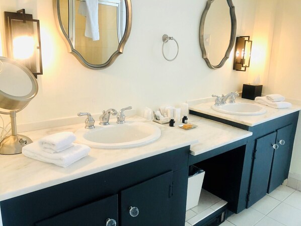 Een douche, een bubbelbad, een haardroger, handdoeken