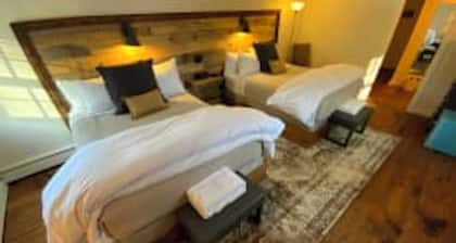 Deluxe 2xQueen- 2nd floor in Historic Inn