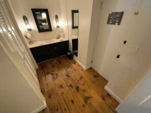 Ensemble douche/baignoire, sèche-cheveux, serviettes fournies