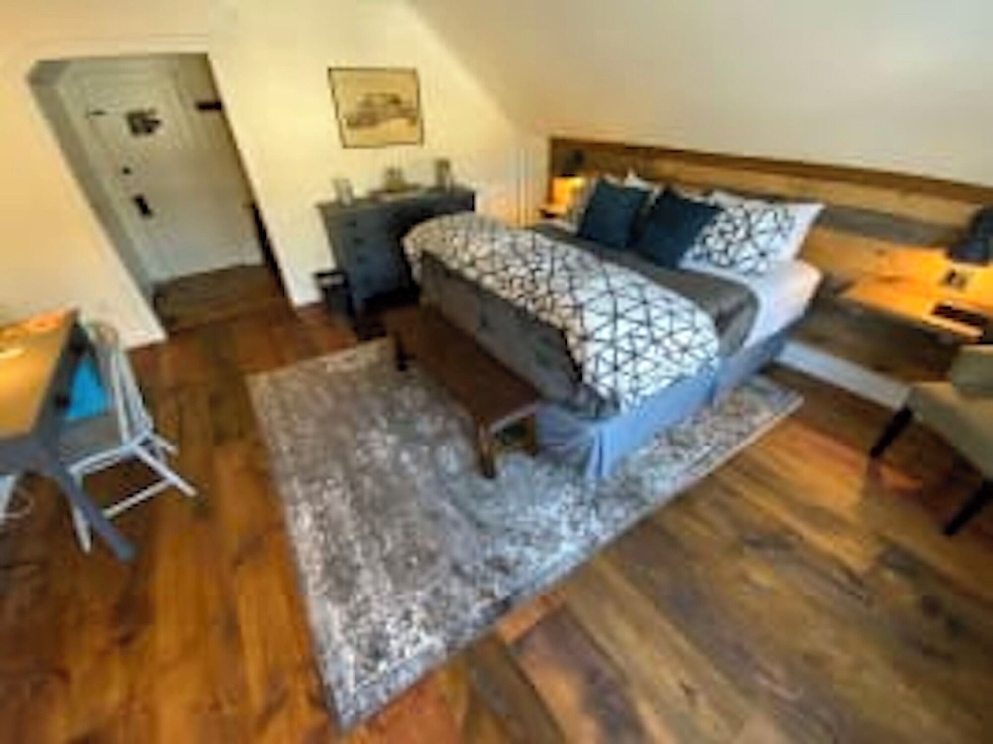 Deluxe King - 2nd floor in Historic Inn