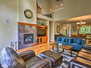 Smart-TV, Kamin, Bücher, Stereoanlage