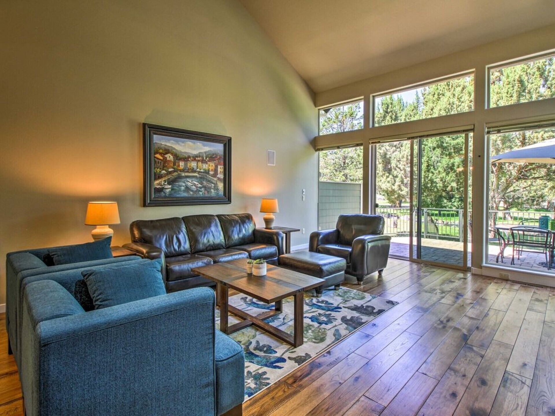 TV connectée, cheminée, livres, chaîne hi-fi