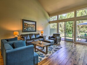 Smart-TV, Kamin, Bücher, Stereoanlage