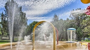 Een waterfonteinpark met meerdere waterstralen en bogen.