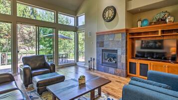 Smart TV, caminetto, libri, impianto stereo