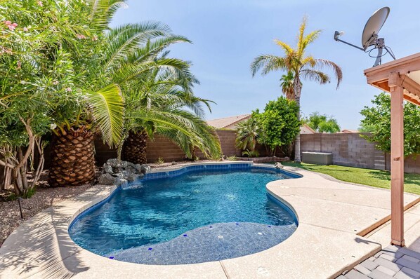 House, 4 Bedrooms | Pool