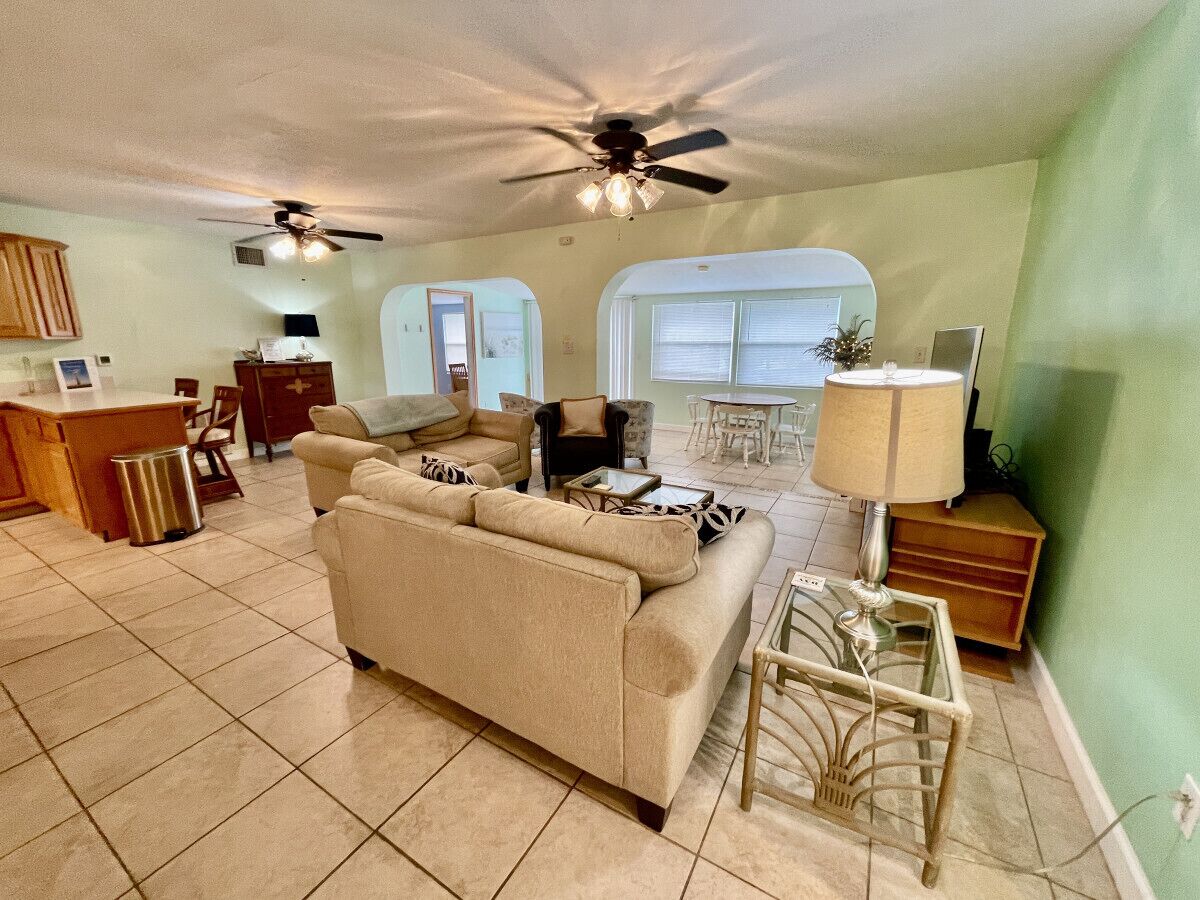 Télévision, livres, chaîne hi-fi