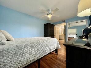 4 bedrooms, travel cot, WiFi, bed sheets - Lighthouse Landing - Boater`s Dream & Pool (Cocoa Beach)