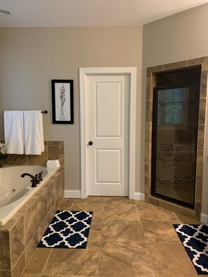 Hair dryer, towels, soap, toilet paper - LUXURY HOME INCLUDES GOLF CART walking distance to historic village center (Pinehurst)