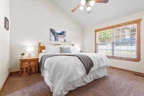2 bedrooms, iron/ironing board, WiFi, bed sheets - Sunshine Stonebridge Cabin near Silver Dollar City - Pools, Lake, Golf! (Branson West)