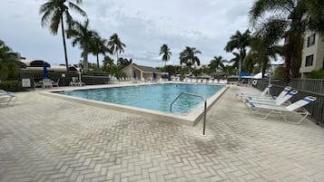 Una piscina al aire libre, una piscina climatizada