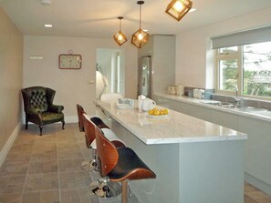 Fridge, microwave, oven, dishwasher - Tí Mhaggie Holiday Cottage (Carna)