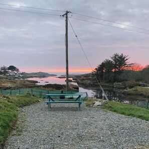 Property grounds - Tí Mhaggie Holiday Cottage (Carna)