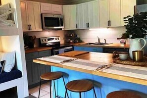 Fridge, microwave, oven, stovetop - Hidden Gem! Turtle Bay Hideaway (Kahuku)