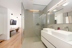 Doccia, asciugacapelli, asciugamani, sapone