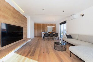 Smart-TV, Videospiele, Tischfußball, Stereoanlage