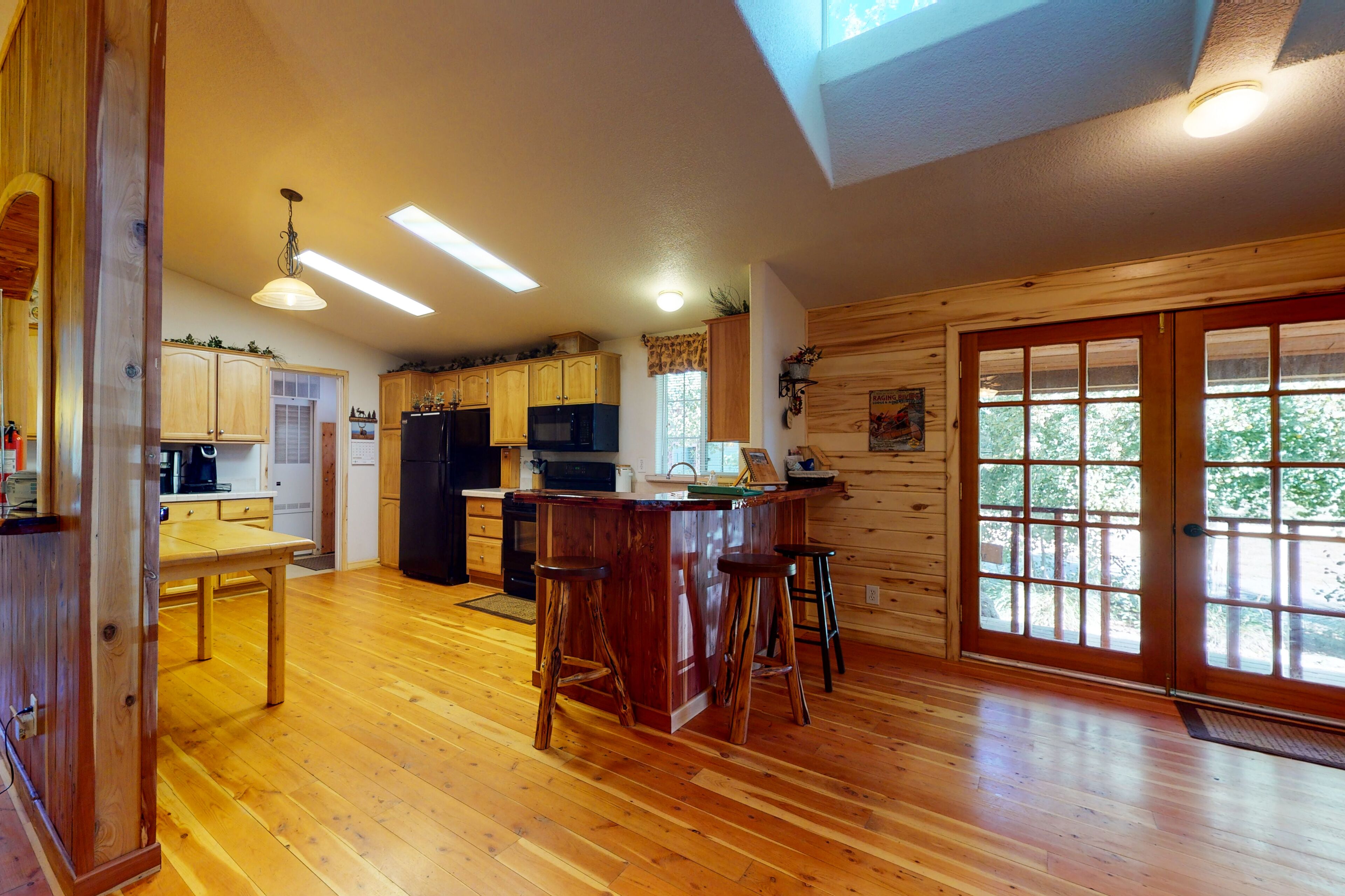 Beautiful mountainside home & bunkhouse w/ barn, two full kitchens, & free WiFi