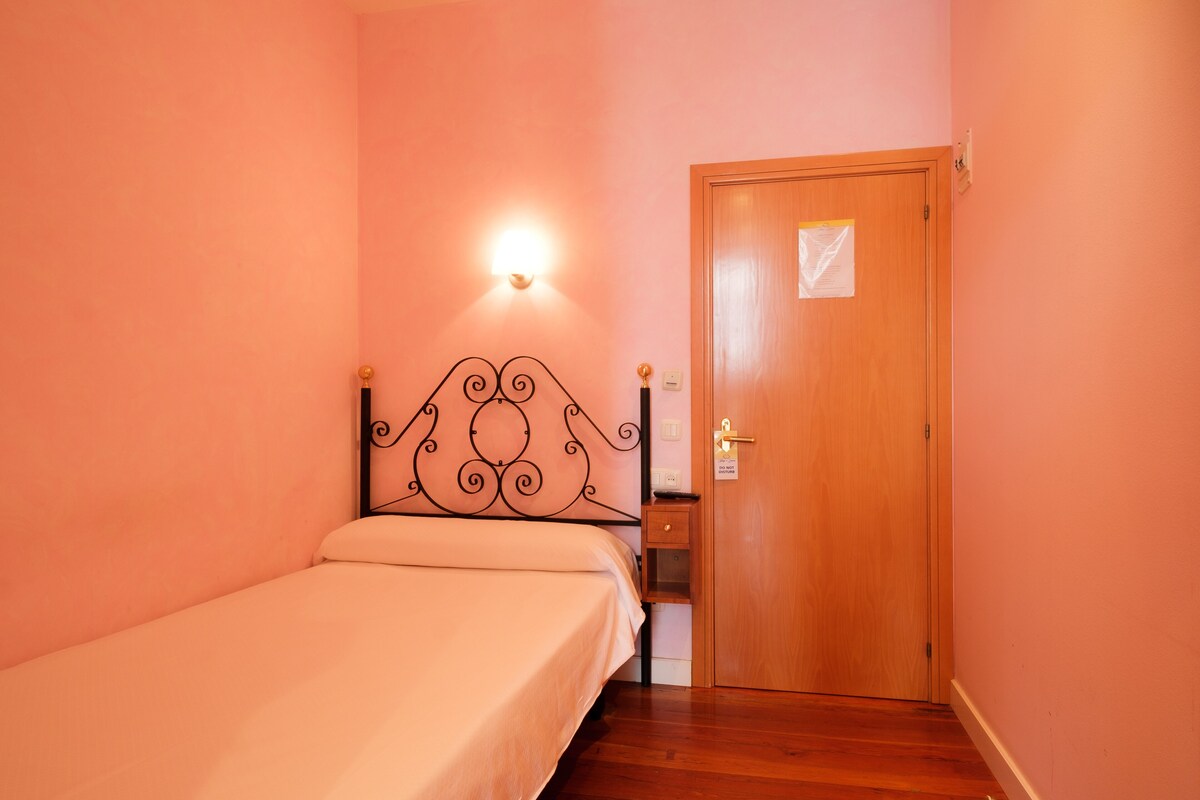 Basic-Doppelzimmer | Schreibtisch, Bettwäsche