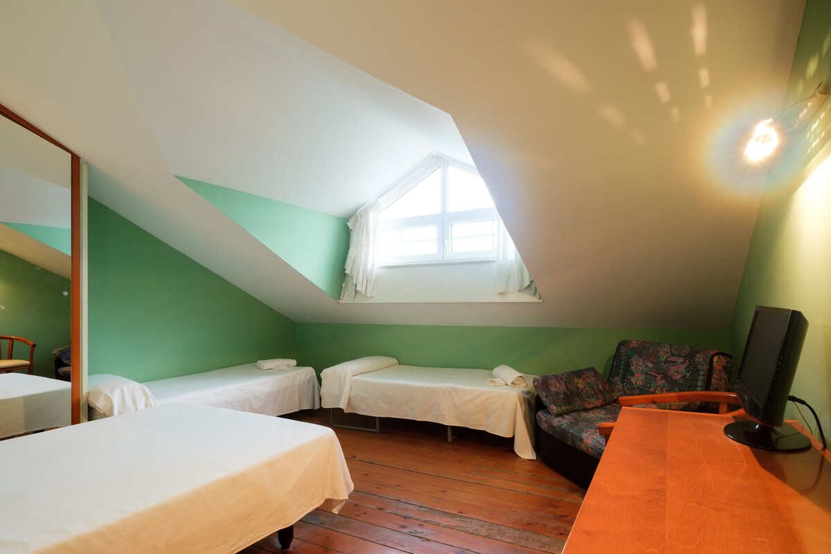 Standard-Dreibettzimmer | Schreibtisch, Bettwäsche