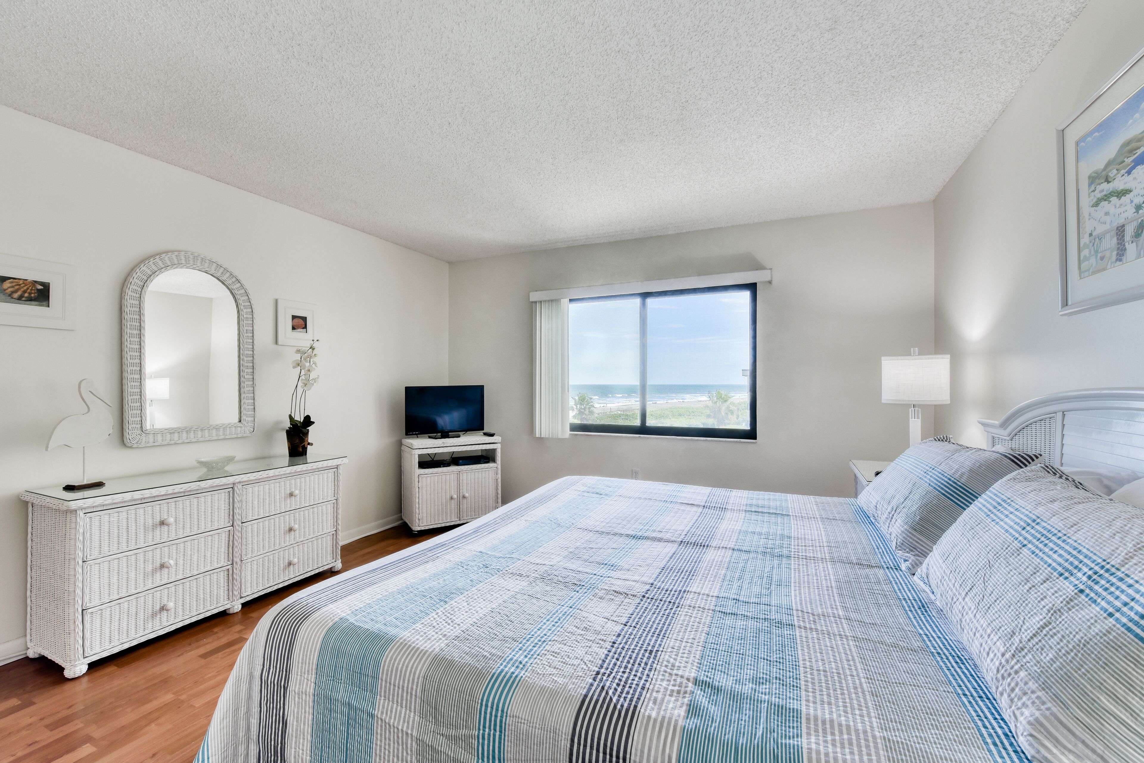 2 bedrooms, iron/ironing board, travel crib, WiFi (free)