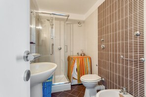 淋浴设施、吹风机、坐浴桶、毛巾