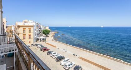 Cozy apartment located in one of the most beautiful areas of the city, between the walls of Tramontana and Ligny tower, within walking distance. The accommodation is located in a strategic position, about 900m from the port terminal of the city from whic