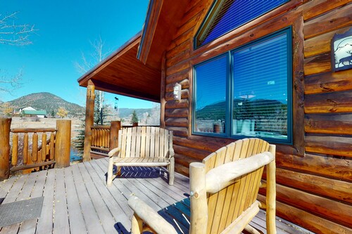 Riverside log cabin w/private deck/hot tub/free WiFi/full kitchen + near trails