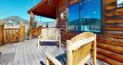 Riverside log cabin w/private deck/hot tub/free WiFi/full kitchen + near trails