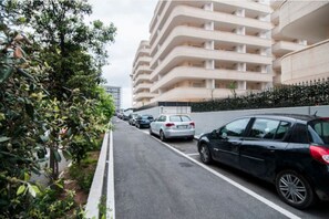 Property grounds - GuestHost - Comfortable apartment located on the sixth floor of a modern residence equipped with a lift.In 40 square meters of space it comfortably accommodates two people with a double bedroom.Located in the Fonte Laurentina district, near the ring road (Roma)