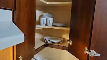 Lemari es, microwave, oven, dan kompor