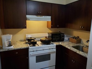 Condo, Multiple Beds, Kitchen | Private kitchen | Fridge, microwave, oven, stovetop - New Jersey Rental One-bedroom Condo (Matawan)