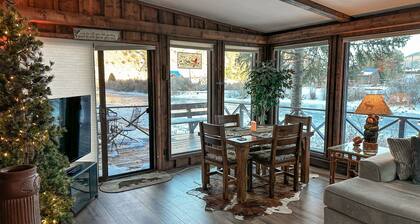 Riverfront home w/private deck, sunroom, full kitchen, and free WiFi