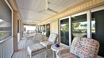 Hus - flere senge - privat pool - havudsigt | Balkon