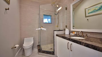 Casa, varias camas, alberca privada, vista al océano | Baño