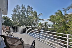 Casa, varias camas, alberca privada, vista al océano | Balcón