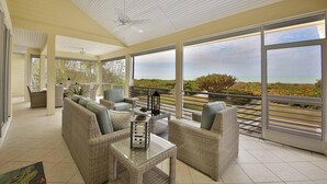 Hus - flere senge - privat pool - havudsigt | Stue | Tv