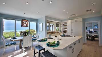 Casa, várias camas, piscina particular, vista para o oceano | Cozinha privada | Geladeira, micro-ondas, cooktop, lava-louças
