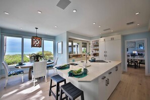 Hus, flere senger, privat basseng, havutsikt | Eget kjøkken | Kjøleskap, mikrobølgeovn, kokeplater og oppvaskmaskin