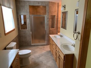 Combined shower/tub, towels, toilet paper