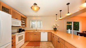 Casa, varias camas, alberca privada, vista al océano | Cocina privada | Cafetera y tetera, refrigerador, microondas y parrilla de estufa