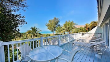 Hus - flere senge - privat pool - havudsigt | Balkon