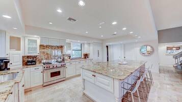 Hus - flere senge - privat pool - havudsigt | Privat køkken | Køleskab, mikrobølgeovn, kogeplade, opvaskemaskine