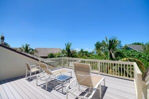 Casa, varias camas, alberca privada, vista al océano | Balcón