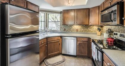 Luxury Ventana Canyon Condo + Pools + Spas + Hiking + Golf + Sabino Canyon!