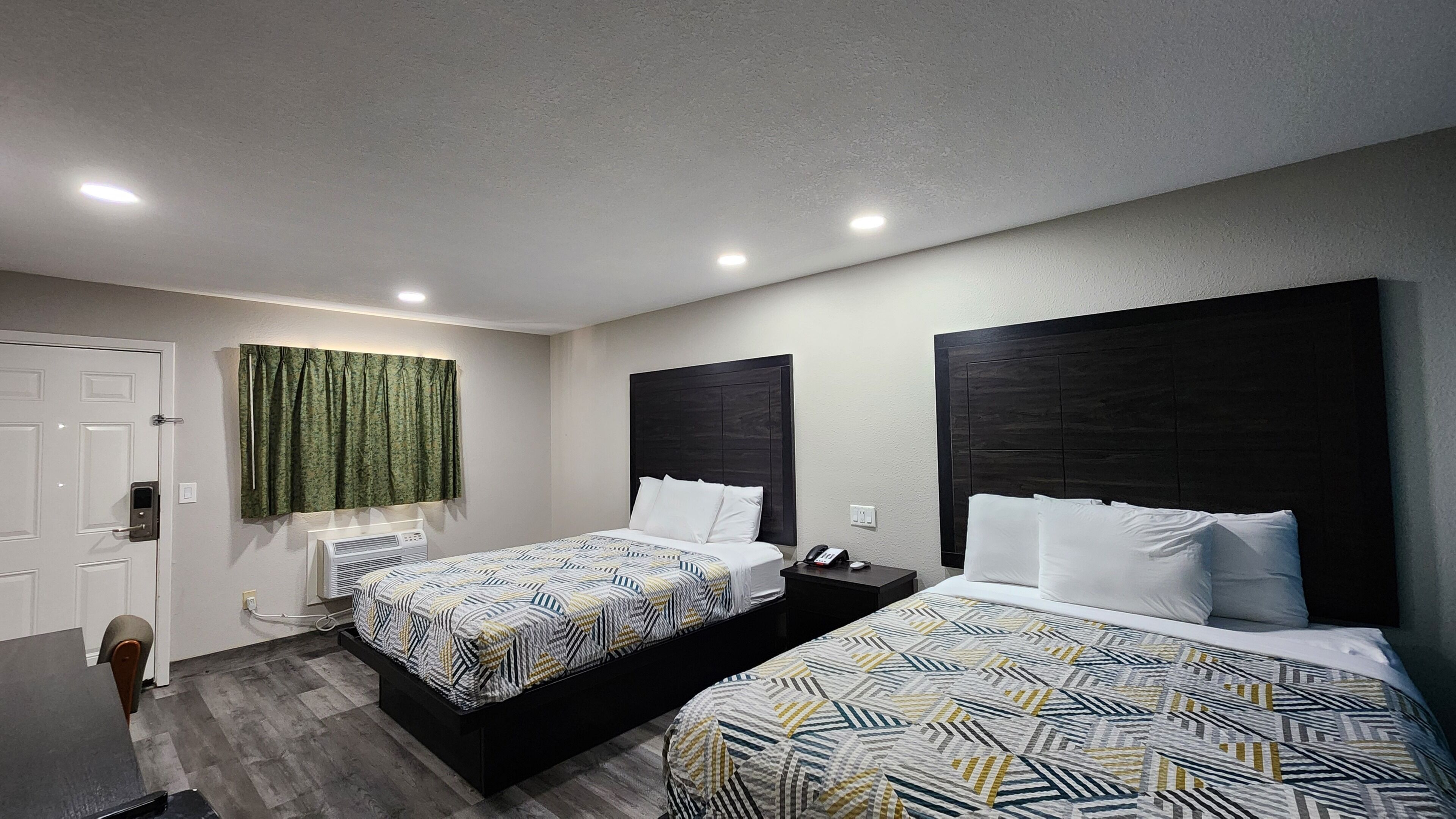 Colchones con pillow-top, escritorio y espacio para trabajar con laptop 