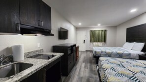 Bantalan ekstra lembut, meja kerja, dan ruang kerja ramah laptop