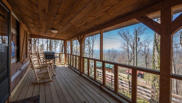 Une terrasse en bois avec vue sur les montagnes.