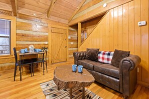 TV, fireplace, video games, DVD player - Escape to the mountains. cozy nights and family together time await. (Sevierville)
